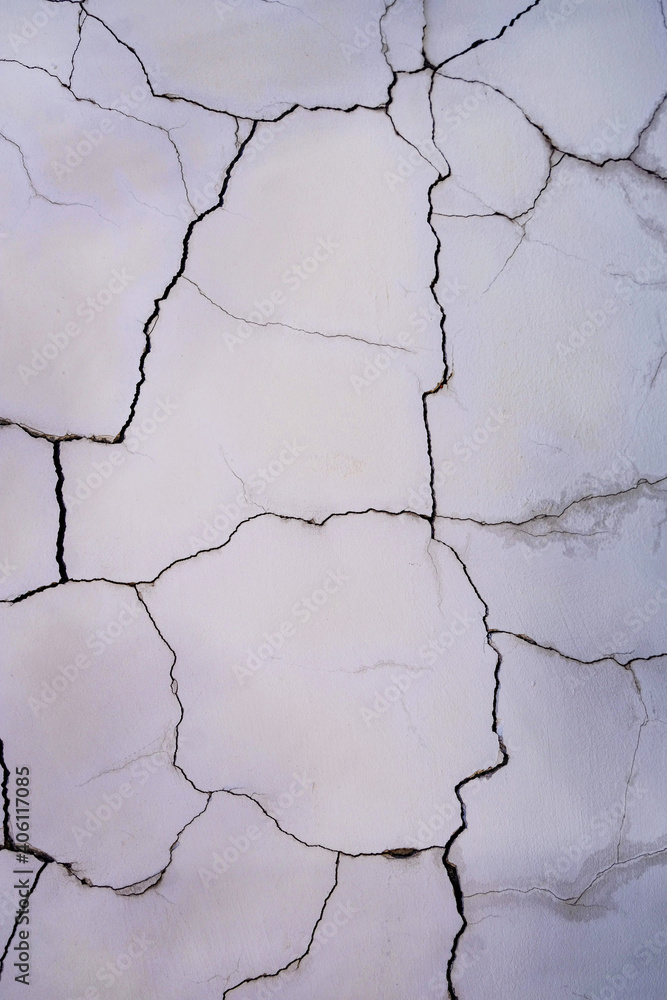 Obraz premium Grunge concrete cement wall with crack in industrial building, great for your design and texture background