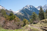Parque nacional de Ordesa y Monteperdido. Valle de Otal. Senderismo en los pirineos en una paisaje alpino nevado