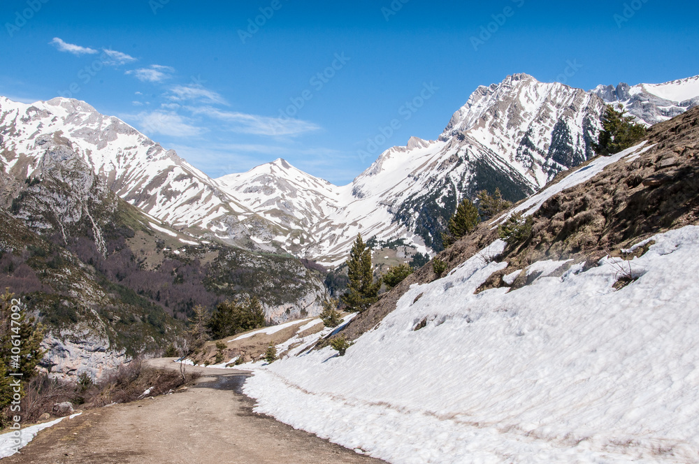 Paisaje alpino en Ordesa. Rutas de senderismo por el pirineo