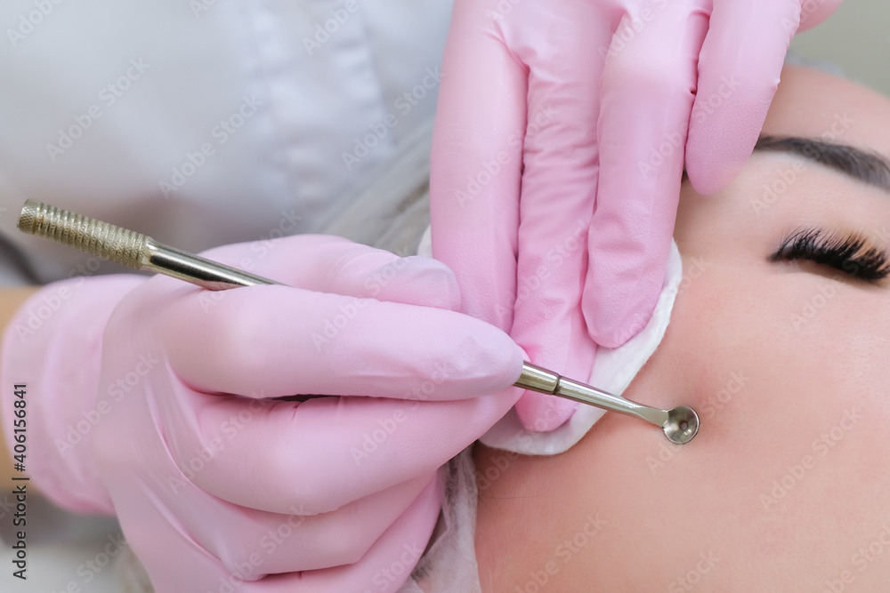 Procedure for cleaning the skin of the face with a steel appliance with a spoon uno Procedure for cleaning the skin of the face with a steel appliance with a spoon uno