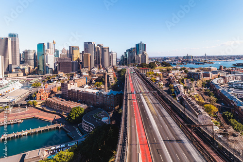 Canvas Print Roads leading into Sydney with blurred traffic making streets look empty