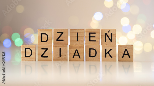 Dzień Dziadka - napis z drewnianych klocków, po polsku 
