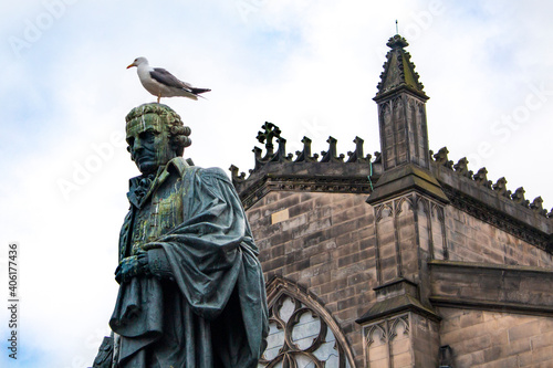 Adam Smith Statue mit einer Möwe auf dem Kopf in Edinburgh photo