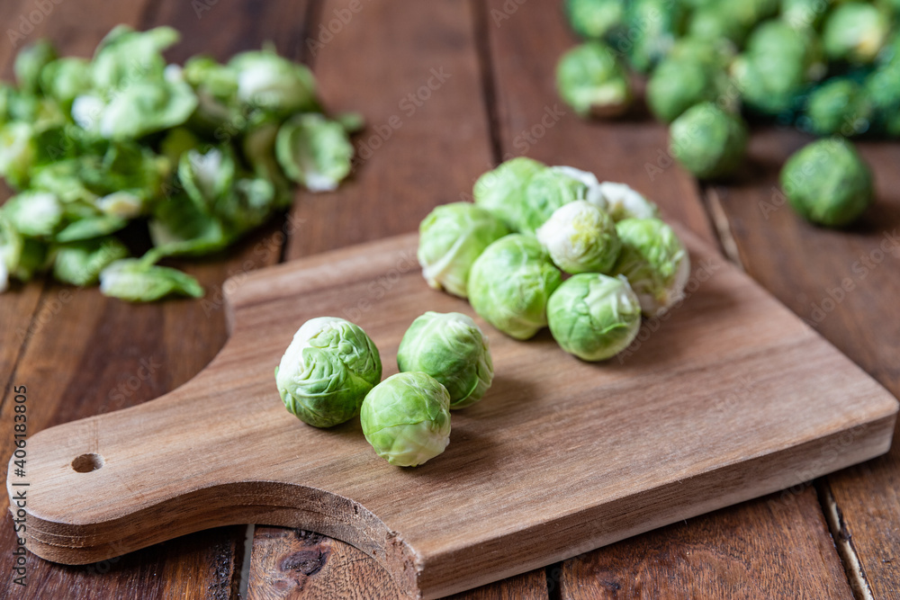grüner geschälter Rosenkohl in der Küche auf einem Tisch aus Holz grüner geschälter Rosenkohl in der Küche auf einem Tisch aus Holz