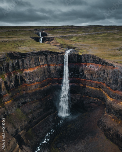Fototapet Breathtaking view of  Layer Falls surrounded by rocky cliffs in Iceland