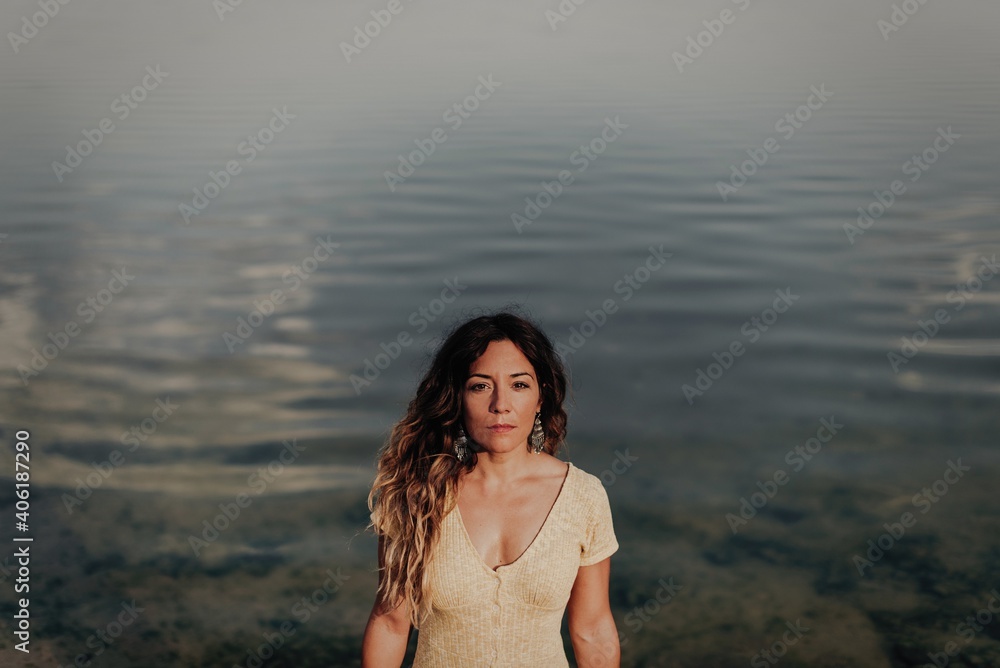 Obraz premium Portrait of a woman with the sea behind