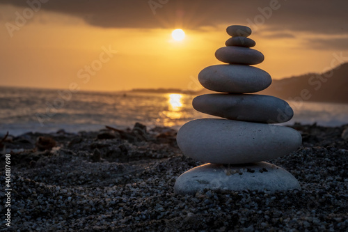 totem de piedras para meditacion budismo y relajacion