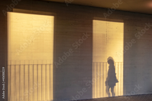 sombra de una persona reflejada en la pared de un edificio