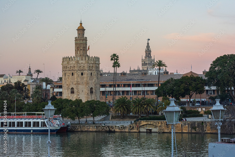 Caminando alrededor del río Guadalquivir donde puedes encontrarte monumentos como la Torre del Oro o el PuenteTriana.