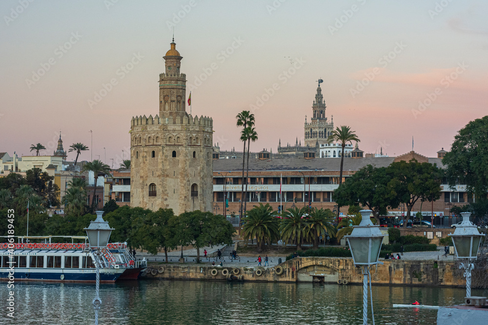 Caminando alrededor del río Guadalquivir donde puedes encontrarte monumentos como la Torre del Oro o el PuenteTriana.