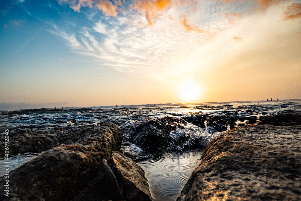 Obraz premium Waves crashing against stones on a beach in Bali