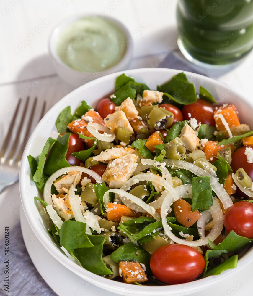 Salada e suco verde Salada e suco verde