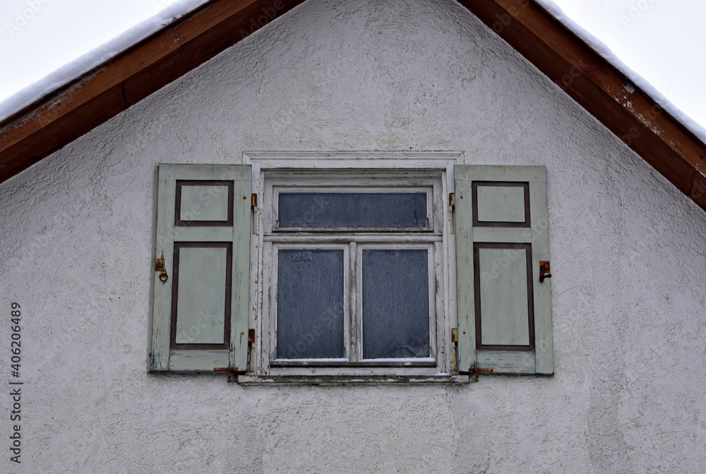 alte Fenster und Türen auf Holz, Farbe, Rost, verwittert, abbröckeln, verfallen, Ruine