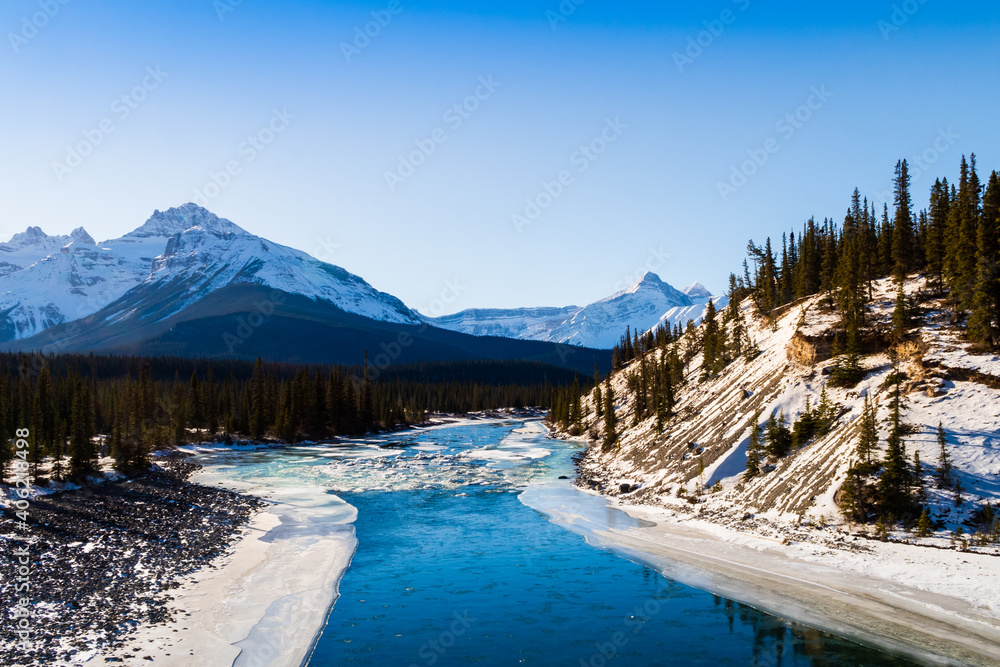 Obraz premium Beautiful landscape at Saskatchewan River Crossing on the Icefields Parkway, Canada