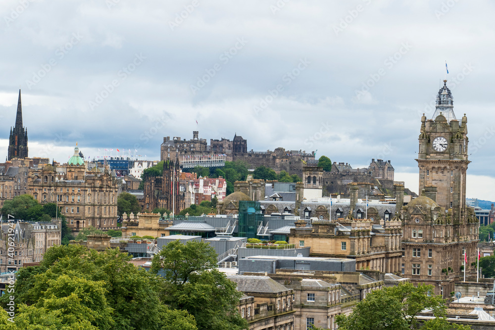 Blick über die Altstadt von Edinburgh auf den Schloßberg