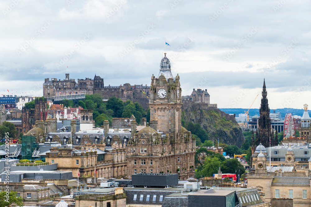 Blick über die Altstadt von Edinburgh mit Schloß, historischem Balmoral Hotel und Scotts Monument
