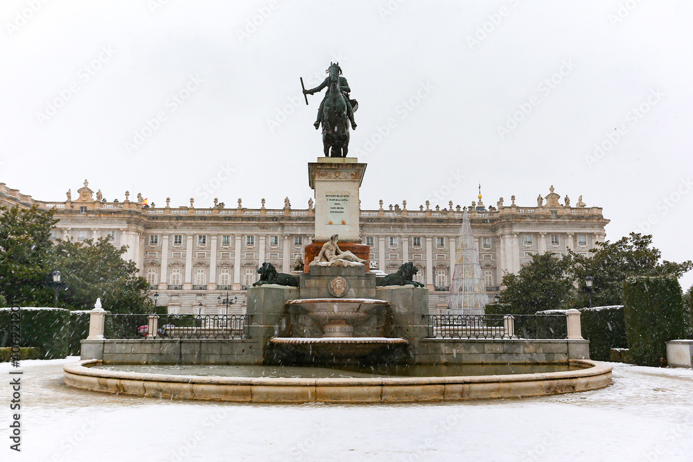 Obraz premium Madrid, Spain- January 9, 2021: Royal Palace of Madrid covered by snow and cold from storm Filomena. Great snowfall in Madrid. Snow storm.