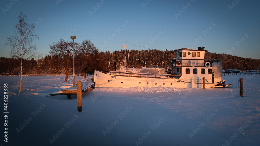 Schiff Boot Dampfer Flussdampfer Kahn Eisbrecher im Hafen am Steg in Lahti Finnland Winter gefrohren
