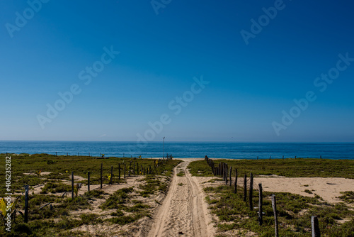 Fototapeta Naklejka Na Ścianę i Meble -  Camino de arena para playa virgen 