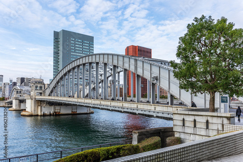 隅田川に架かる勝鬨橋を南方から臨む © captainT