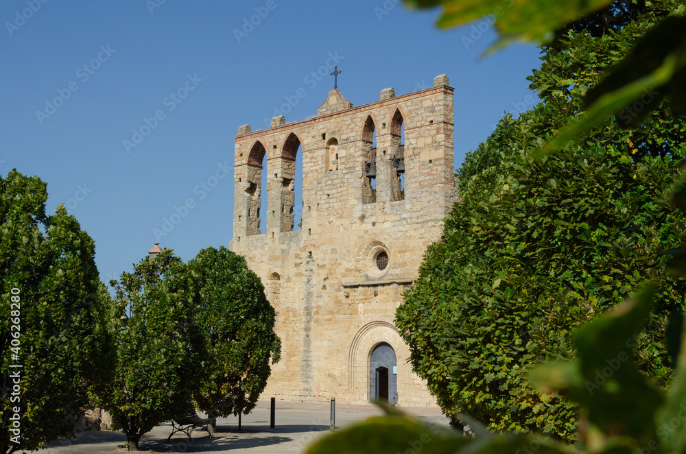 Obraz premium Peratallada church in a sunny day. Church of Sant Esteve in Peratallada, Catalonia. Medieval stone church in Forallac, Girona. 