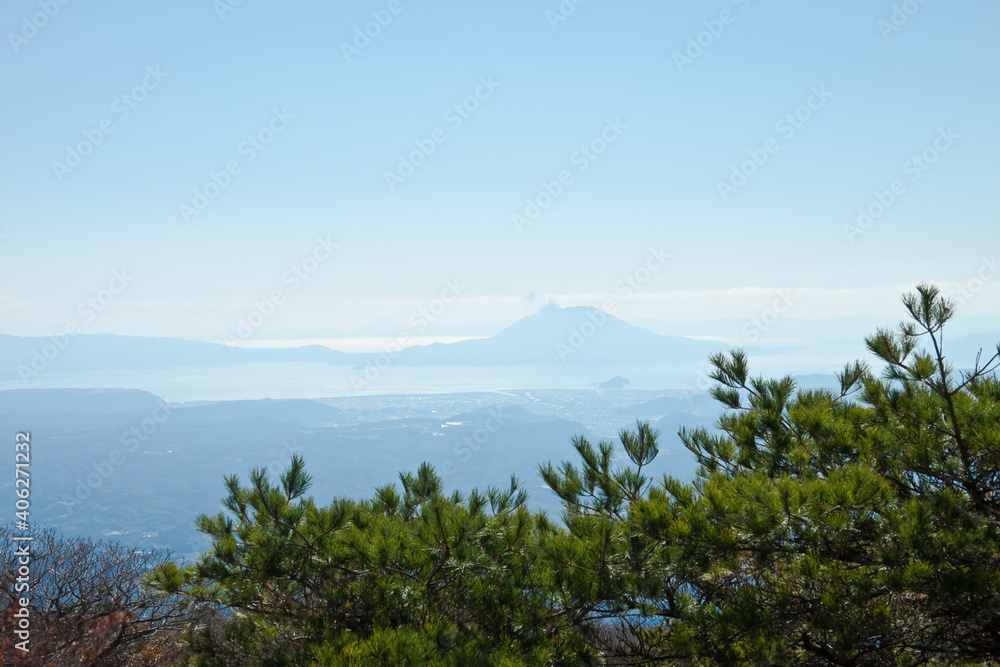 霧島大浪池登山道から見る霧島市市街地方面と桜島
