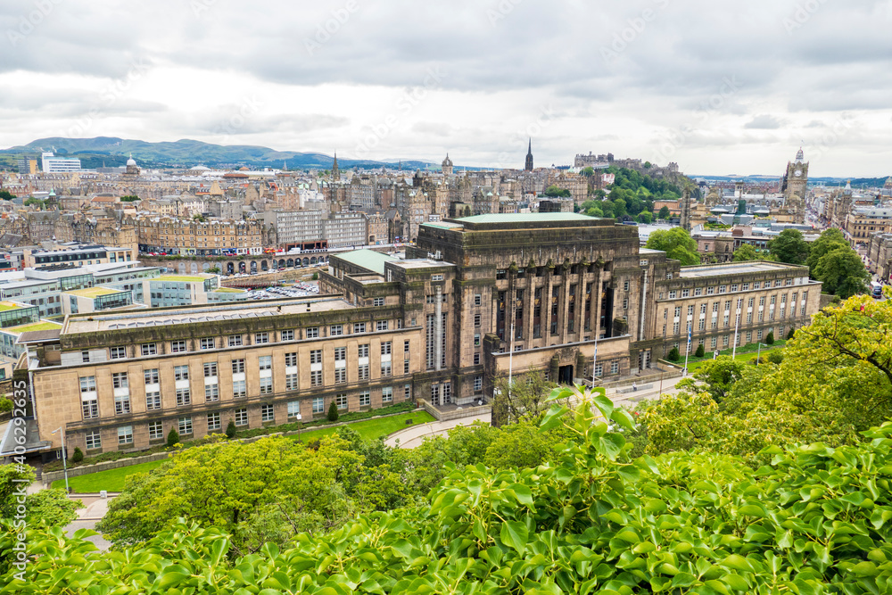Blick vom Calton Hill auf das Parlamentsgebäude und die Altstadt von  Edinburgh