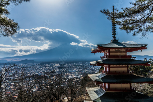 新倉富士浅間神社と富士