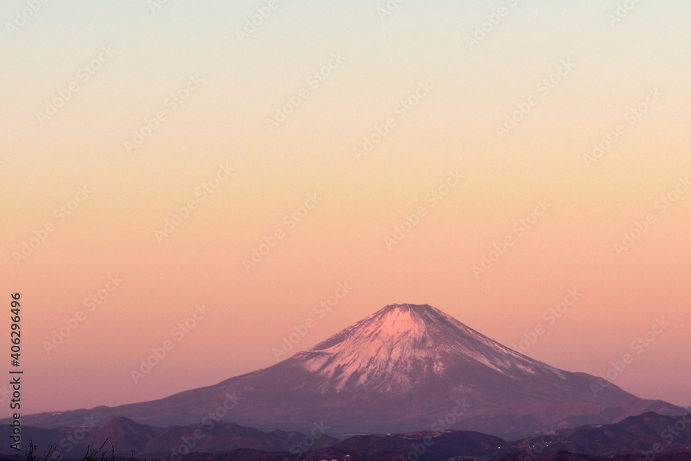 朝焼けに染まる富士山