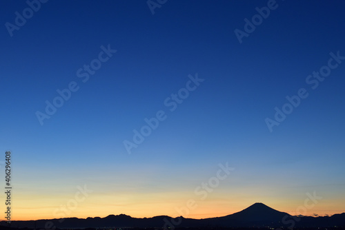 暮れなずむ富士山（夕景）