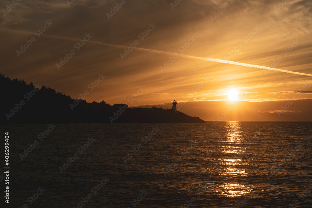 Fototapeta premium Sunset with silhouette of the lighthouse