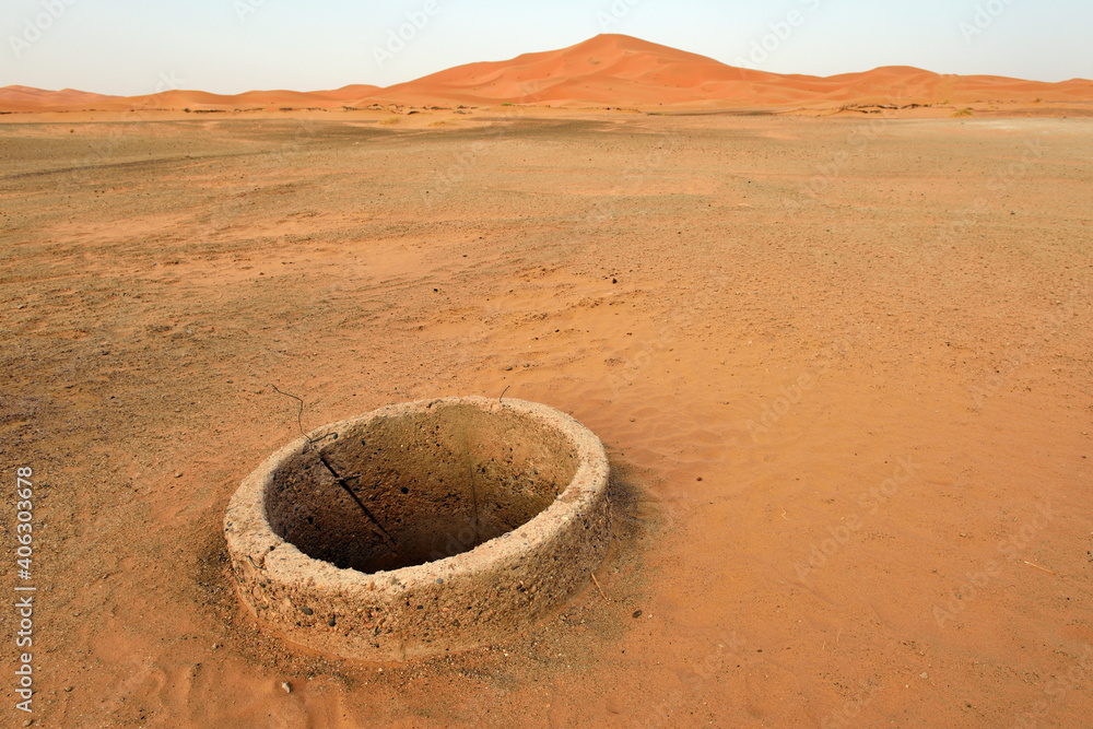 Old Water well in Sahara Desert - obrazy, fototapety, plakaty 