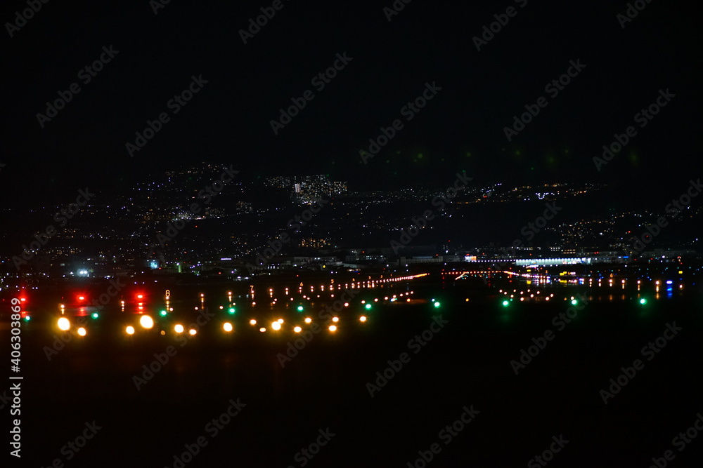イルミネーションが美しい空港と都市の夜景