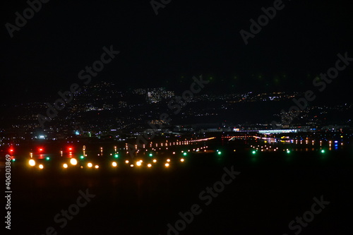 イルミネーションが美しい空港と都市の夜景