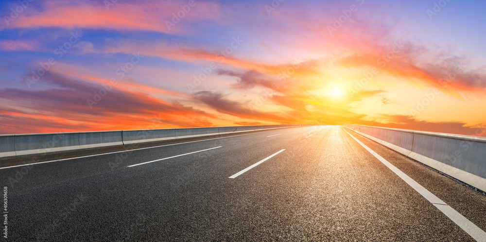 Naklejka premium Asphalt road and sky clouds at sunset.Road background.