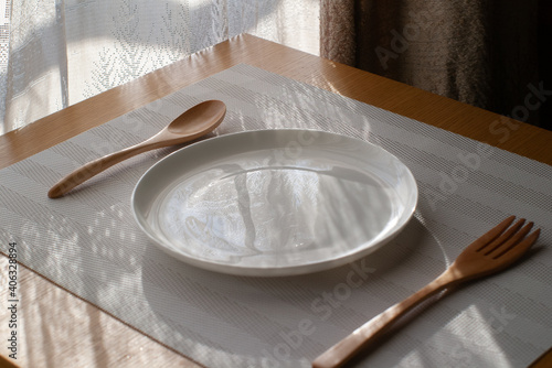 空っぽの白い皿