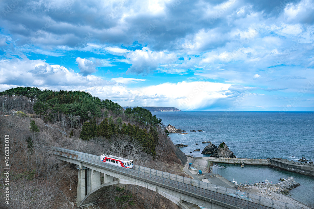 Obraz premium 海沿いを走る鉄道 