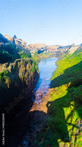  image water under rocks HD in the sea