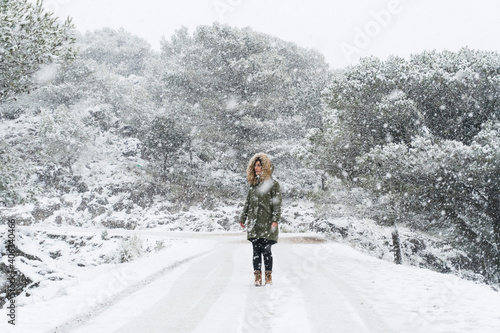 Mujer joven en la montaña con nieve 