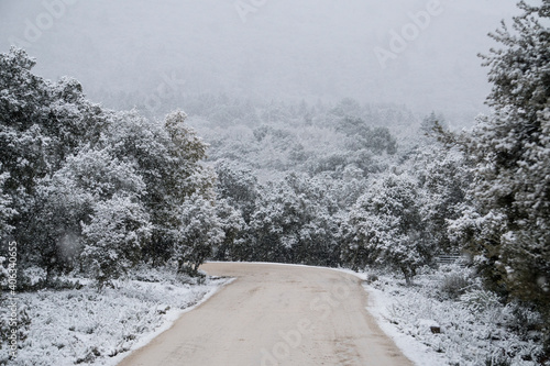 Carretera de monta  a con nieve