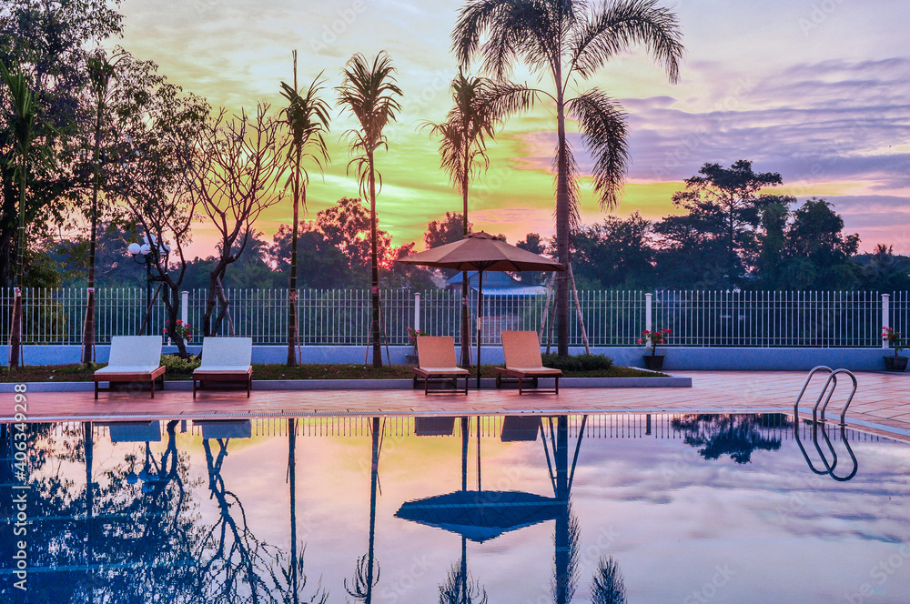 Obraz premium Beautiful Sunrise at Swimming Pool in the morning