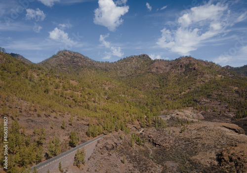 Precioso d  a con monta  as llenas de   rboles en Gran Canaria  Espa  a.