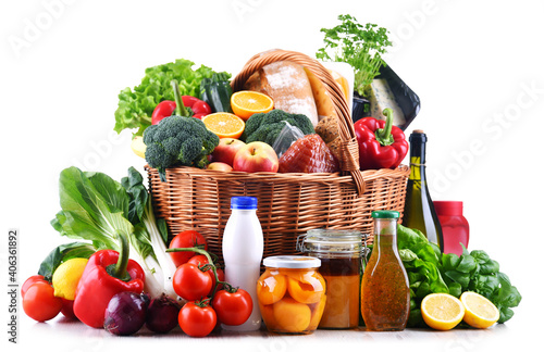 Fototapeta Naklejka Na Ścianę i Meble -  Wicker basket with assorted grocery products