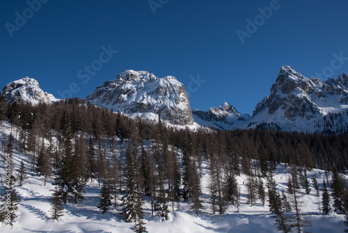 un bel panorama innevato di montagna, le dolomiti coperte dalla neve © giovanni