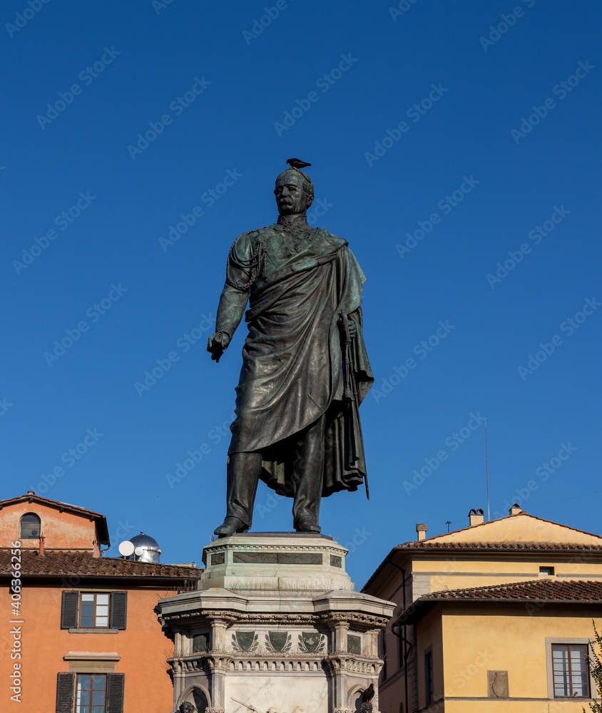 Fototapeta premium Statue of a military man with bird on his head. Statue in florence