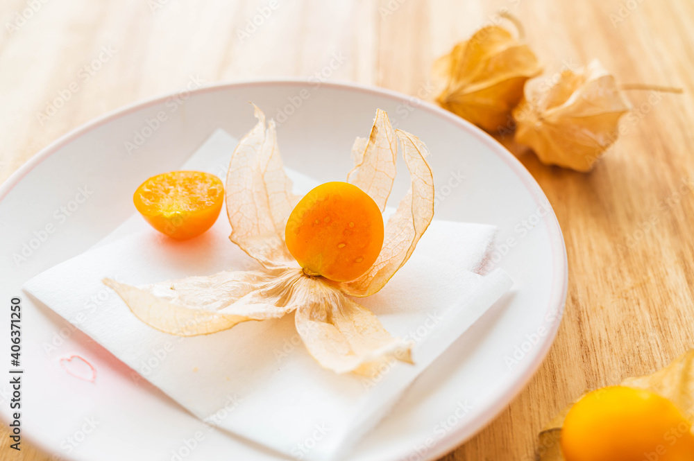 Fototapeta premium 皿の上の食用ほおずき