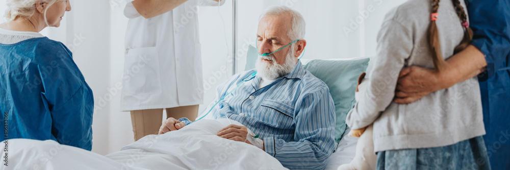 Obraz premium Doctor checking the drip