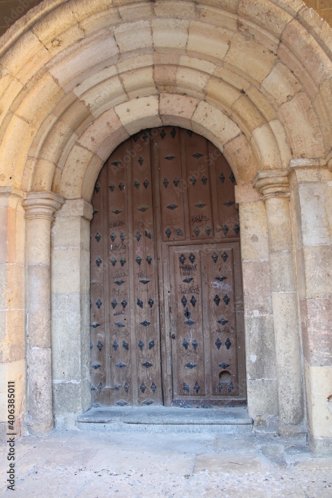 Portada de Iglesia románica en Segovia