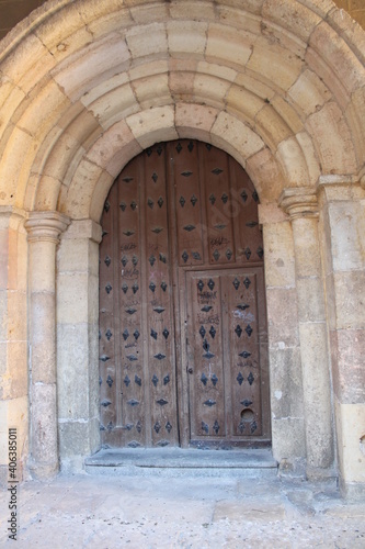 Portada de Iglesia rom  nica en Segovia