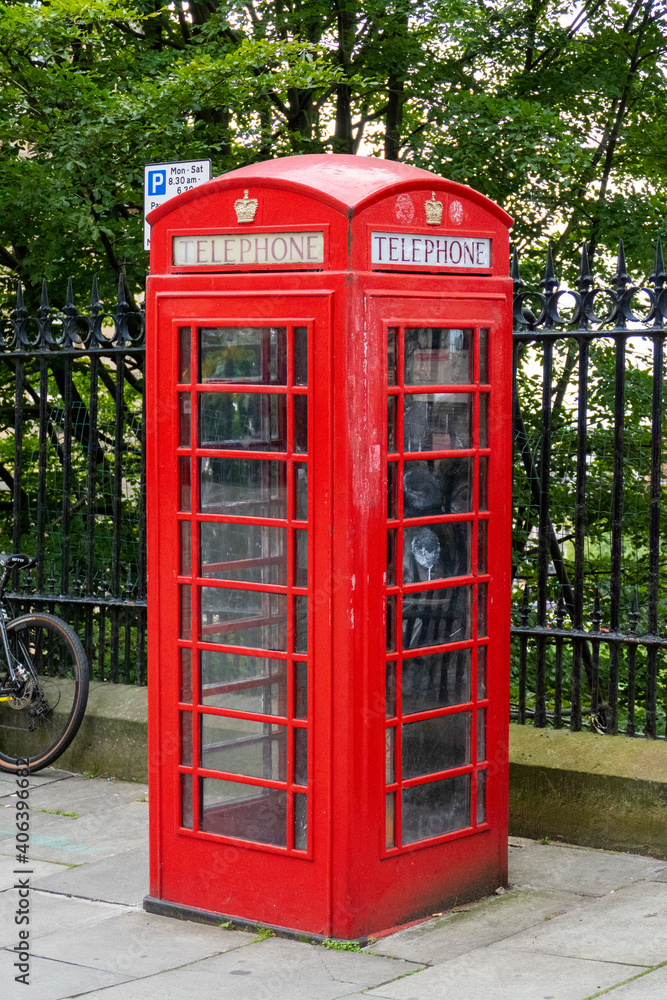 Typisch britische, rote Telefonzelle in Edinburgh Typisch britische, rote Telefonzelle in Edinburgh
